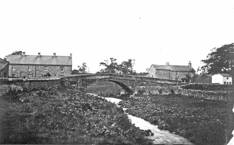 Beck at Bridge End 1904.JPG - Bridge End 1904 This old arched bridge was demolished in 1938 to make way for the new concrete bridge.  Built by Yorks Henbeque of Leeds and W.V.Patrick of Grassington.